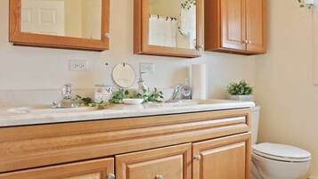 SĂšche-cheveux, serviettes fournies, savon, shampoing