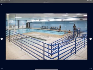 Alberca techada y alberca al aire libre