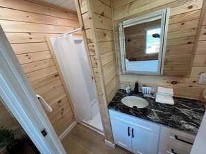 Shower, hair dryer, towels - 'Hillside' Cottage on the lake (Cedarville)