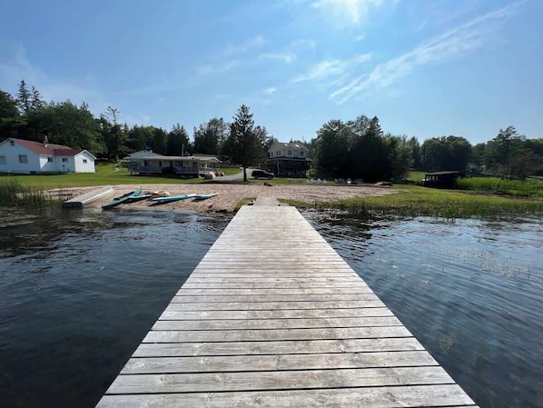 Property grounds - 'Lakeside' Cottage with porch and sandy beach (Cedarville)