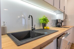 Fridge, microwave, stovetop, dishwasher