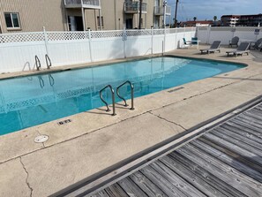 Alberca techada y alberca al aire libre