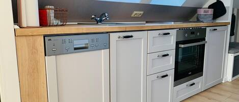 Kjøleskap, ovn, oppvaskmaskin og brødrister