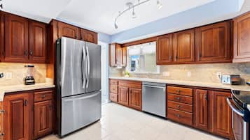 Signature Duplex, 3 Bedrooms, Hot Tub | Private kitchen | Full-size fridge, microwave, oven, stovetop