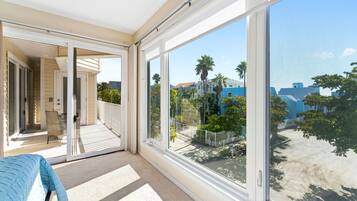 Signature Duplex, 3 Bedrooms, Hot Tub | Individually decorated, individually furnished, iron/ironing board