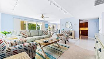 Signature Duplex, 3 Bedrooms, Hot Tub | Living area | 32-inch flat-screen TV with cable channels, TV