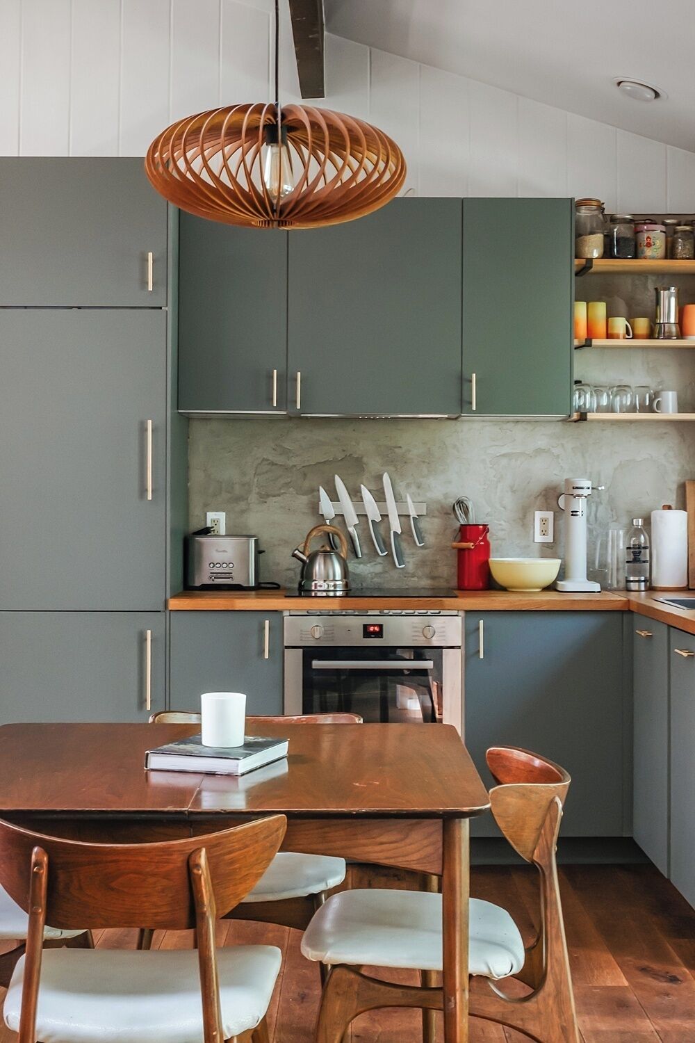 Coffee/tea maker, fridge, oven, stovetop