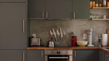 Fridge, oven, stovetop, dishwasher
