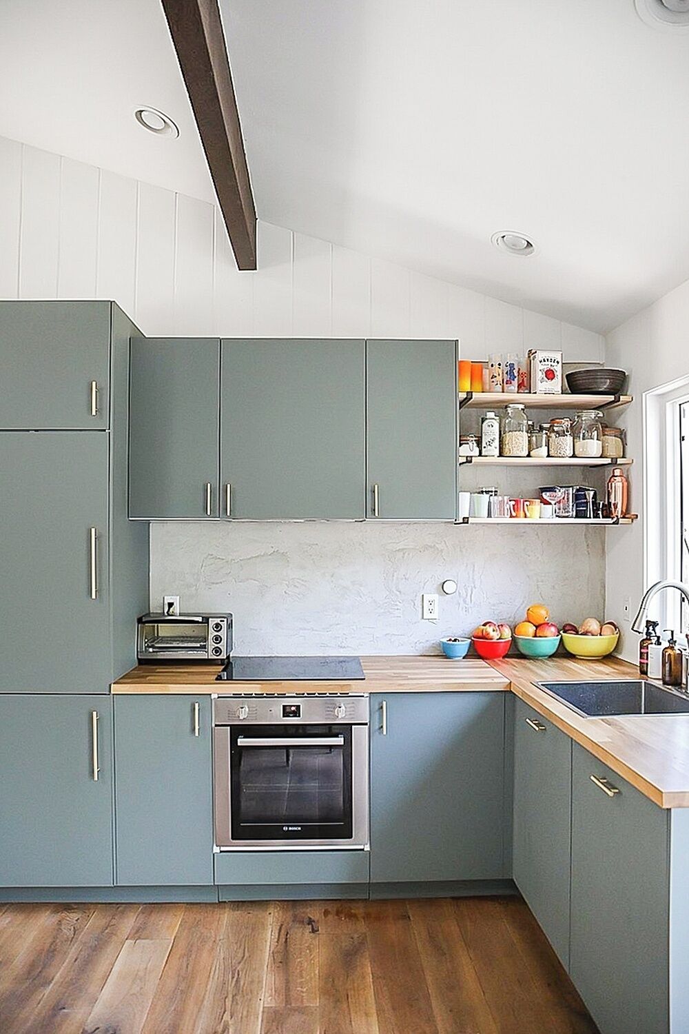 Coffee/tea maker, fridge, oven, stovetop