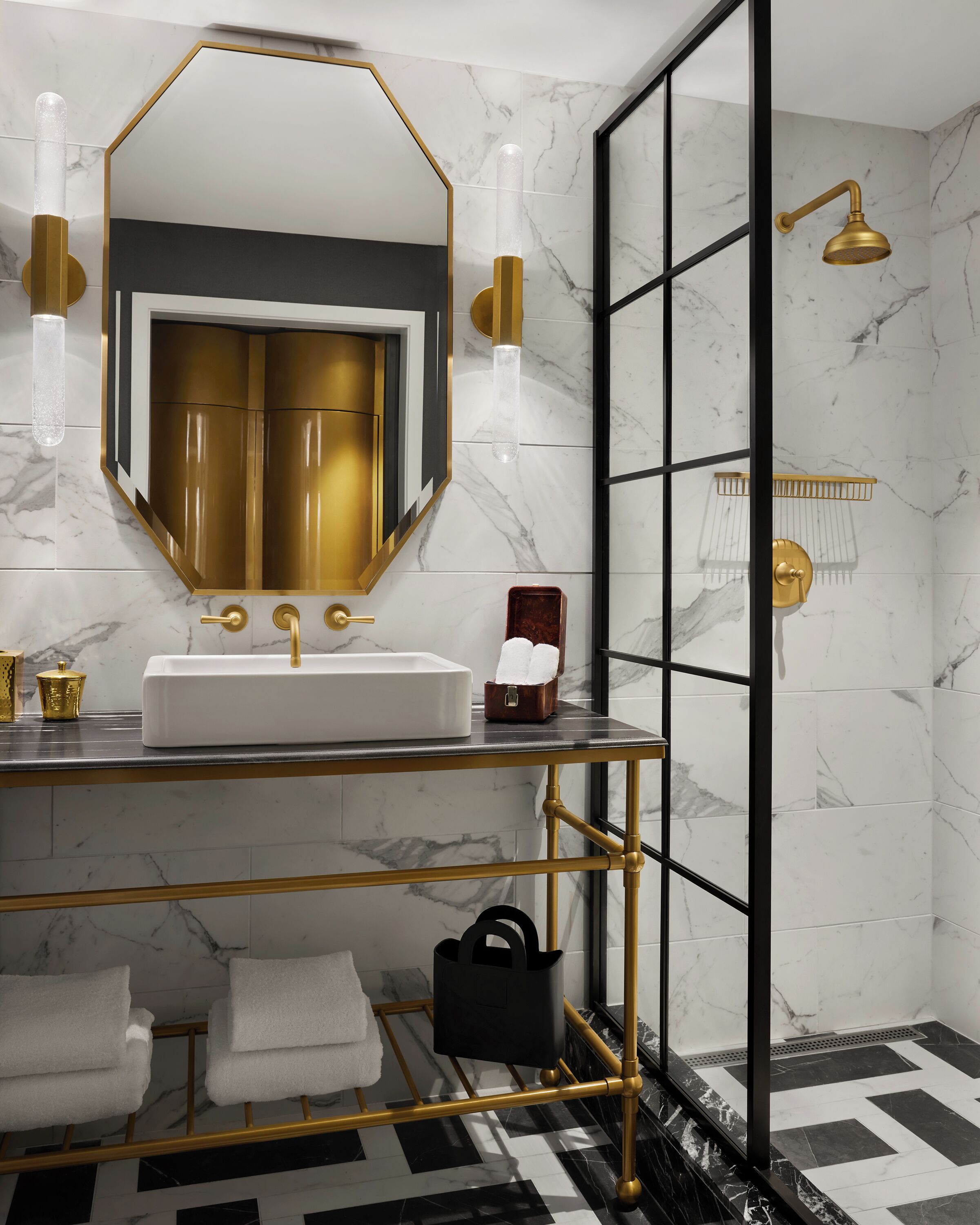 淋浴設備、名牌盥洗用品、吹風機、浴袍