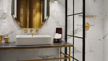 Dusche, Designer-Toilettenartikel, Haartrockner, Bademäntel