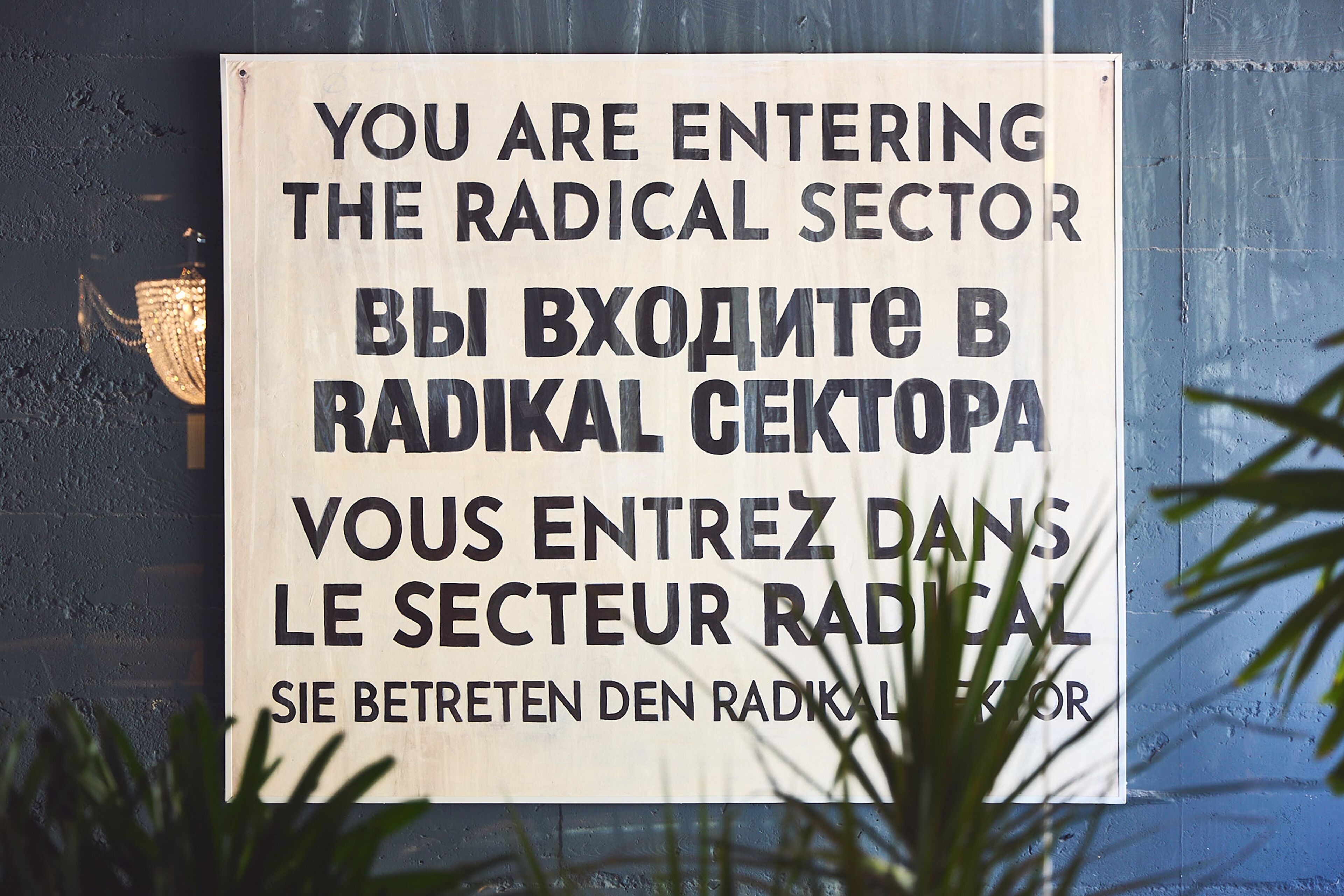 Un cartel con texto multilingüe en inglés, ruso, francés y alemán, que indica la entrada al sector radical.