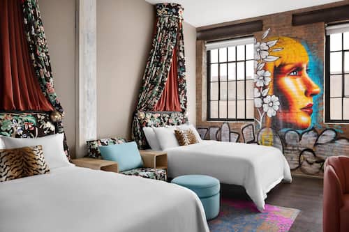 Literie de qualité, lit avec matelas à plateau-coussin, minibar