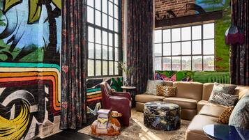 En 55-tommers smart-TV med digitale kanaler samt TV og Netflix