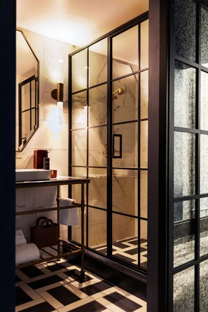 Suite, 1 King Bed (2 Room) | Bathroom shower