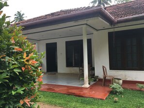 Exterior - calm and quit place to live -5 min to access to the beach (Hikkaduwa)