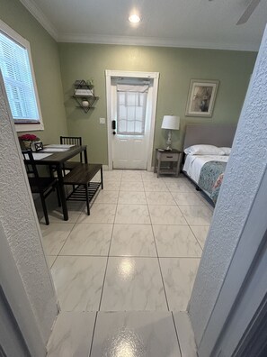 1 bedroom, WiFi, bed sheets - Beautiful Lake Front Guesthouse Close To I95 (MIAMI)