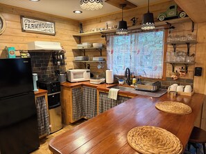 Refrigerador, microondas, cafetera y tetera y tetera eléctrica 