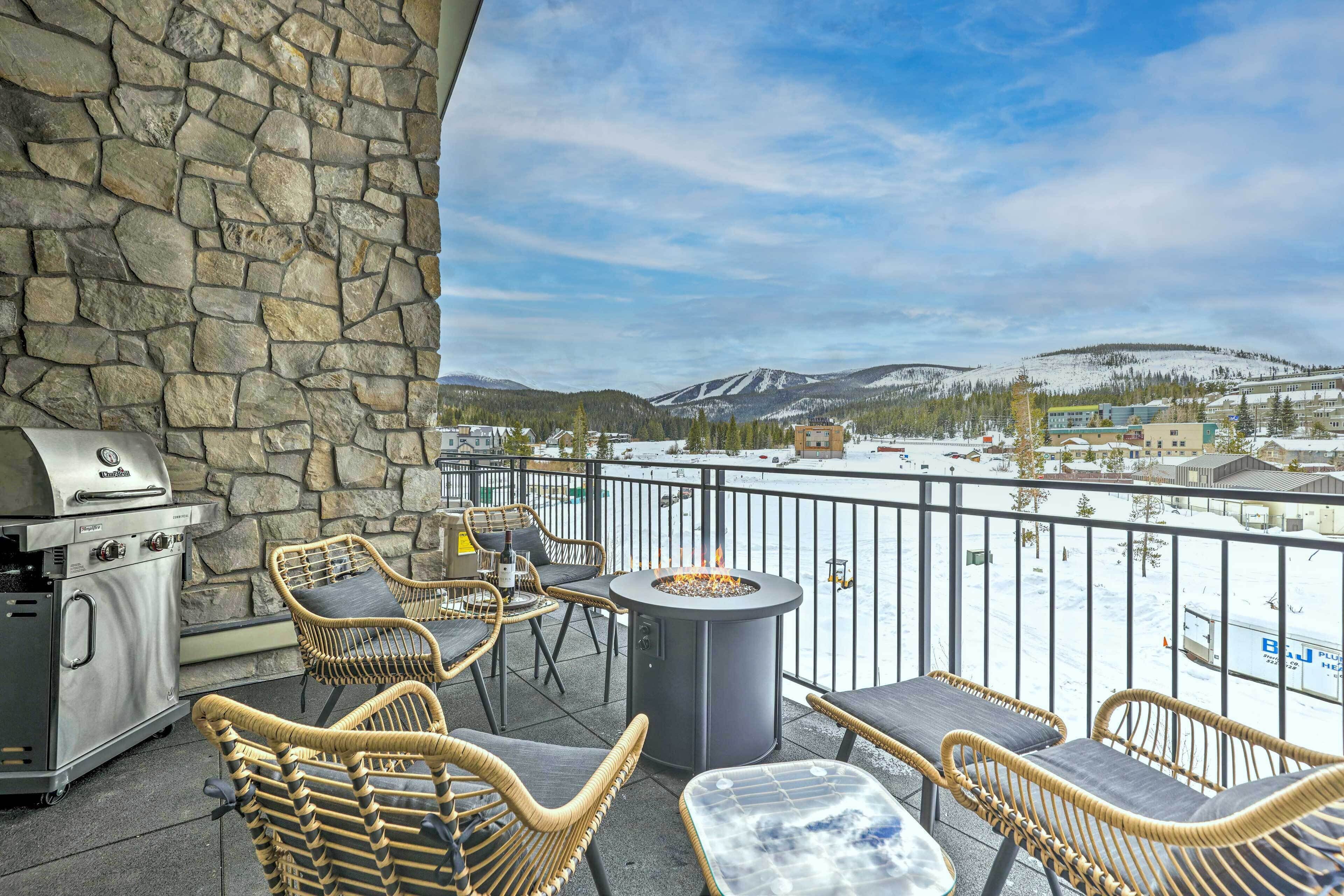 Condo w/ Mountain Views in Heart of Downtown!