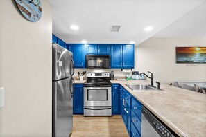 Fridge, microwave, oven, stovetop - Myrtle Beach Resort Amenity-Rich Escape 4205 (Myrtle Beach)