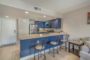 Fridge, microwave, oven, stovetop - Myrtle Beach Resort Amenity-Rich Escape 4205 (Myrtle Beach)