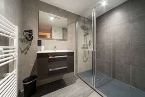 Comfort-Doppelzimmer | Badezimmer | Dusche, Haartrockner, Handtücher, Seife