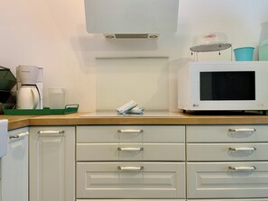 Réfrigérateur, four à micro-ondes, un four, surface de cuisson
