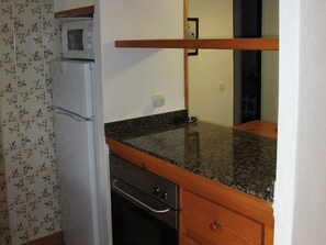 Jääkaappi, mikroaaltouuni, liesi, tehosekoitin