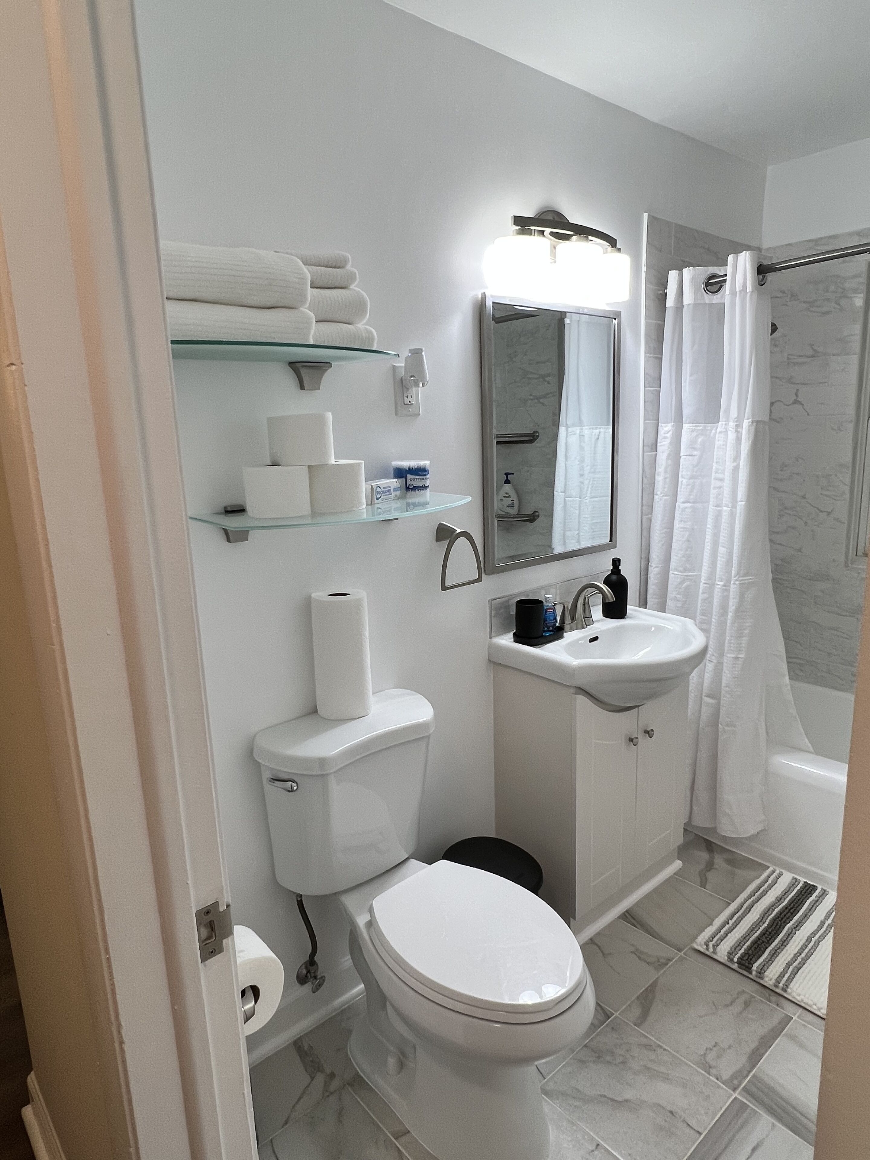 Een douche, een haardroger, handdoeken, zeep