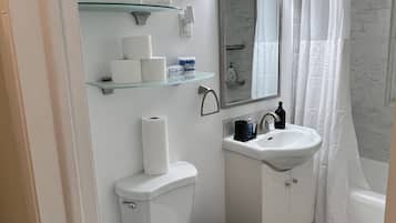 Een douche, een haardroger, handdoeken, zeep