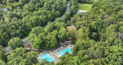 Hopskip Luxury Chalet • Hot Tub • Firepit • Gas Grill • Deck • Lawn Games • Lake
