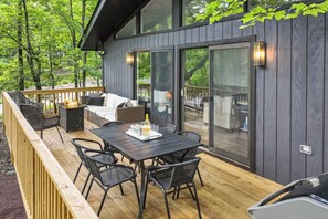 Outdoor dining - Luxury Chalet • Hot Tub • Firepits • Grill • Deck • Lawn Games • Pools • Lake (East Stroudsburg)