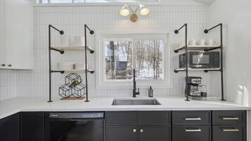 Een koelkast, een microgolfoven, een oven, een kookplaat