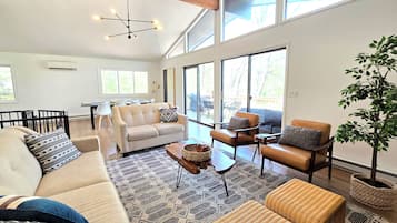 Smart-tv, tafelvoetbal, een tafeltennistafel en boeken