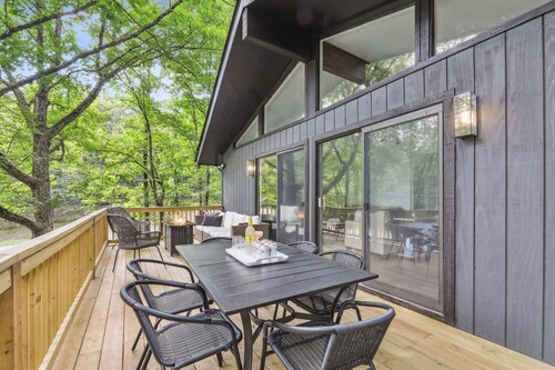 Hopskip Luxury Chalet • Hot Tub • Firepit • Gas Grill • Deck • Lawn Games • Lake