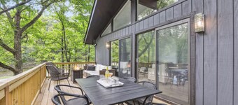 Hopskip Luxury Chalet • Hot Tub • Firepit • Gas Grill • Deck • Lawn Games • Lake