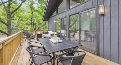 Hopskip Luxury Chalet • Hot Tub • Firepit • Gas Grill • Deck • Lawn Games • Lake