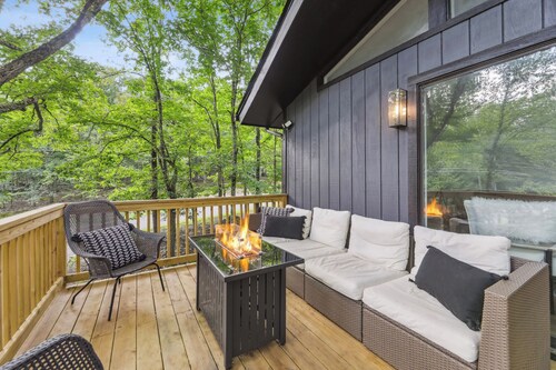 Luxury Chalet • Hot Tub • Firepits • Grill • Deck • Lawn Games • Near Waterparks