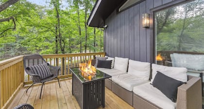 Luxury Chalet âą Hot Tub âą Firepits âą Grill âą Deck âą Lawn Games âą Near Waterparks