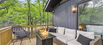 Luxury Chalet • Hot Tub • Firepits • Grill • Deck • Lawn Games • Near Waterparks