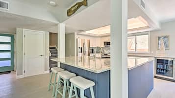 House, Multiple Beds (302) | Private kitchen | Full-size fridge, microwave, oven, stovetop