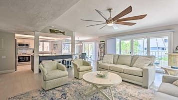 House, Multiple Beds (302) | Living area | 32-inch TV with cable channels
