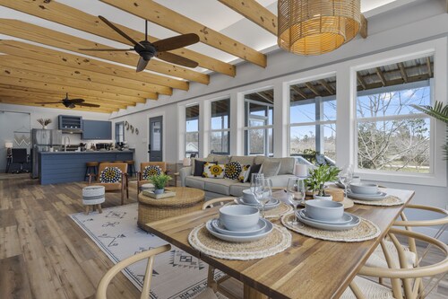 Low Tide Beach Home - 8 minute walk to beach - Hot Tub and Fire Pit