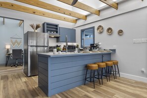 Réfrigérateur, four à micro-ondes, un four, surface de cuisson