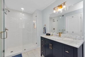 Ensemble baignoire-douche, séchoir à cheveux, serviettes fournies