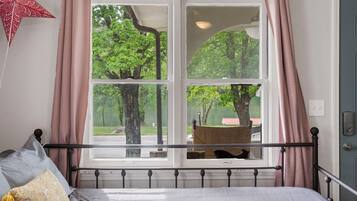 1 bedroom, in-room safe, iron/ironing board, free WiFi