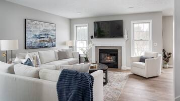 TV connectée, cheminée, livres, espaces bureaux