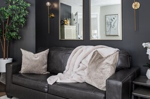 Smart TV, fireplace, books, offices - Farmhouse retreat with hot tub (Traverse City)