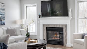 TV connectée, cheminée, livres, espaces bureaux