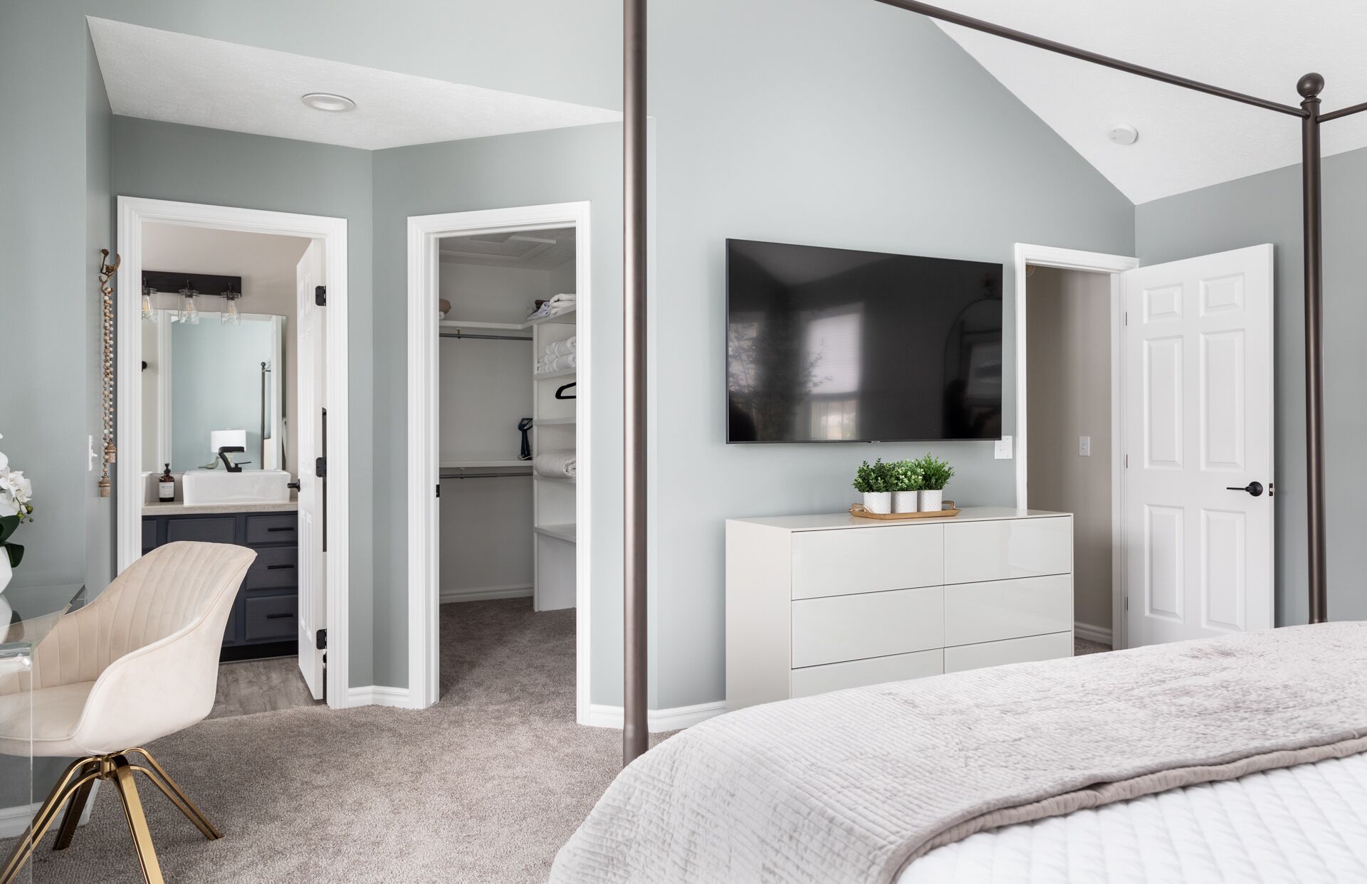 5 chambres, bureau, fer et planche à repasser, lit parapluie